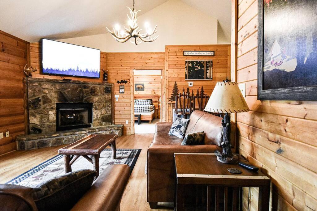 Four Private Suites - Hot Tub - Arcade - Fast Wi-Fi - One Minute To Parkway Fun Pigeon Forge Eksteriør bilde