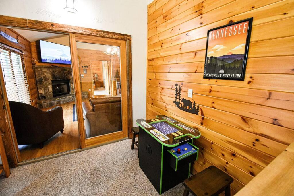 Four Private Suites - Hot Tub - Arcade - Fast Wi-Fi - One Minute To Parkway Fun Pigeon Forge Eksteriør bilde