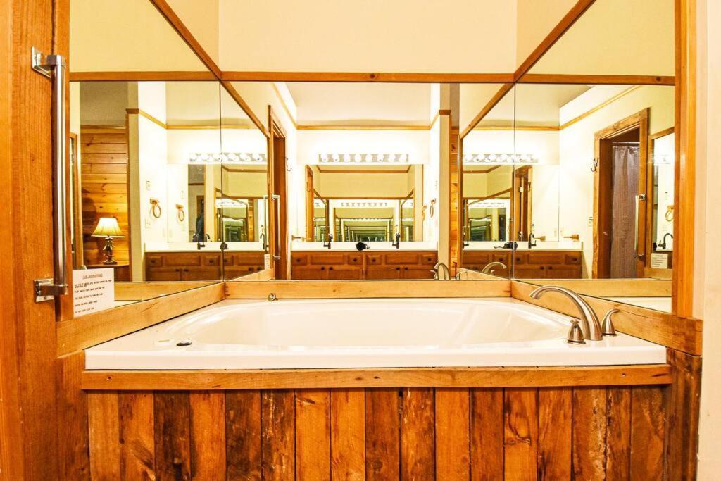Four Private Suites - Hot Tub - Arcade - Fast Wi-Fi - One Minute To Parkway Fun Pigeon Forge Eksteriør bilde