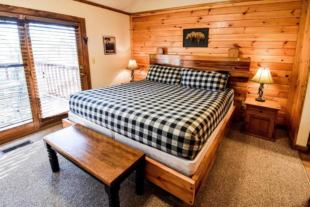 Four Private Suites - Hot Tub - Arcade - Fast Wi-Fi - One Minute To Parkway Fun Pigeon Forge Eksteriør bilde