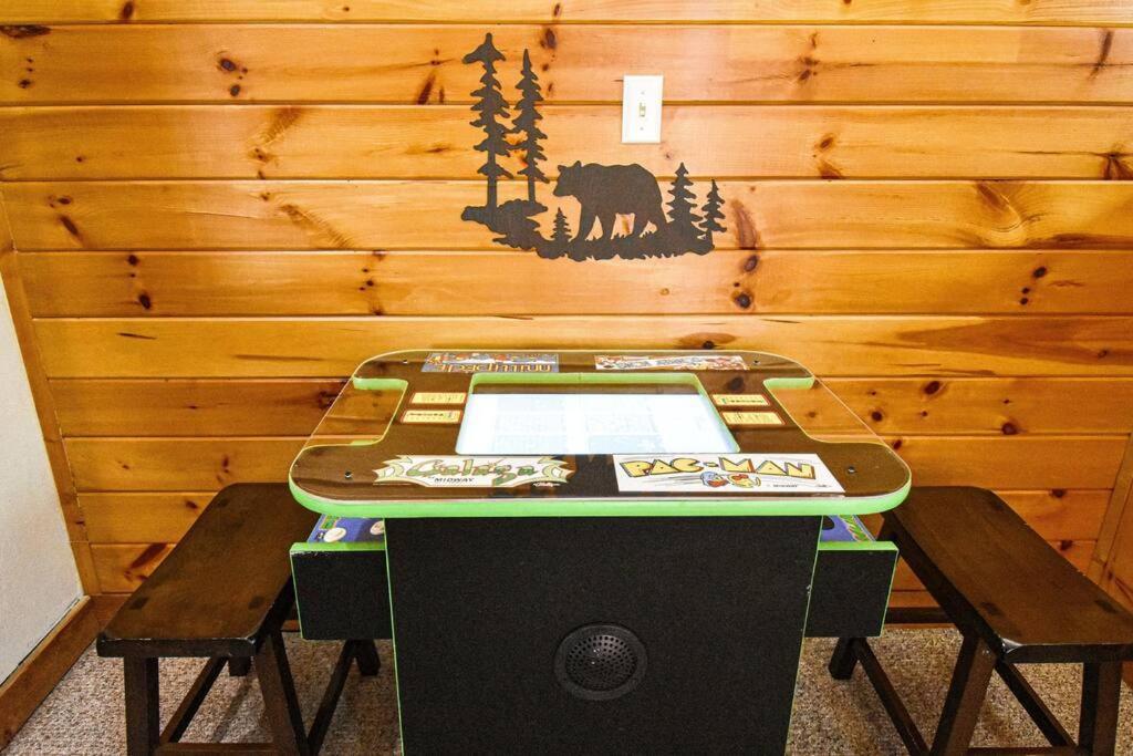 Four Private Suites - Hot Tub - Arcade - Fast Wi-Fi - One Minute To Parkway Fun Pigeon Forge Eksteriør bilde