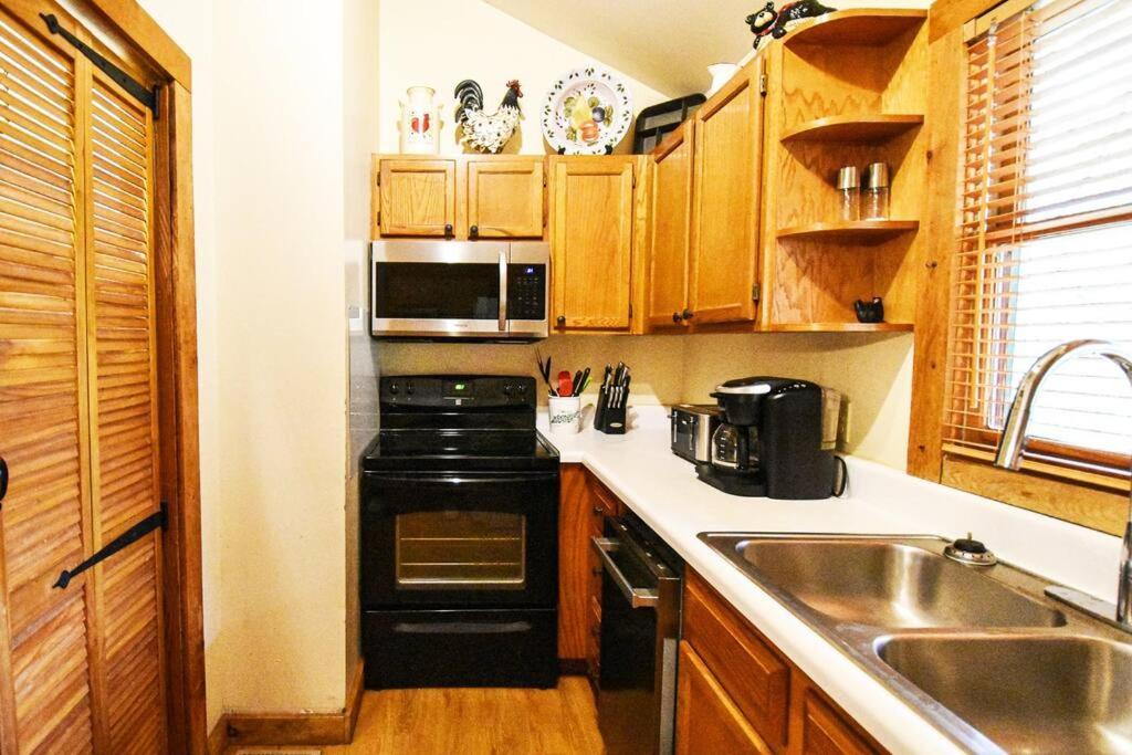 Four Private Suites - Hot Tub - Arcade - Fast Wi-Fi - One Minute To Parkway Fun Pigeon Forge Eksteriør bilde
