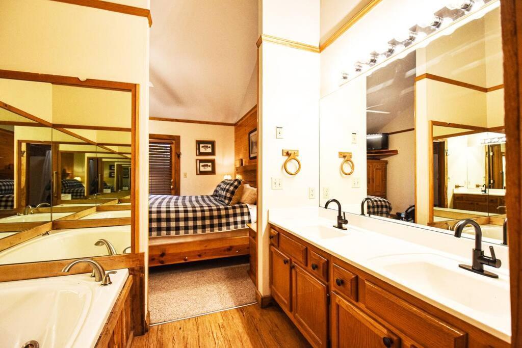 Four Private Suites - Hot Tub - Arcade - Fast Wi-Fi - One Minute To Parkway Fun Pigeon Forge Eksteriør bilde