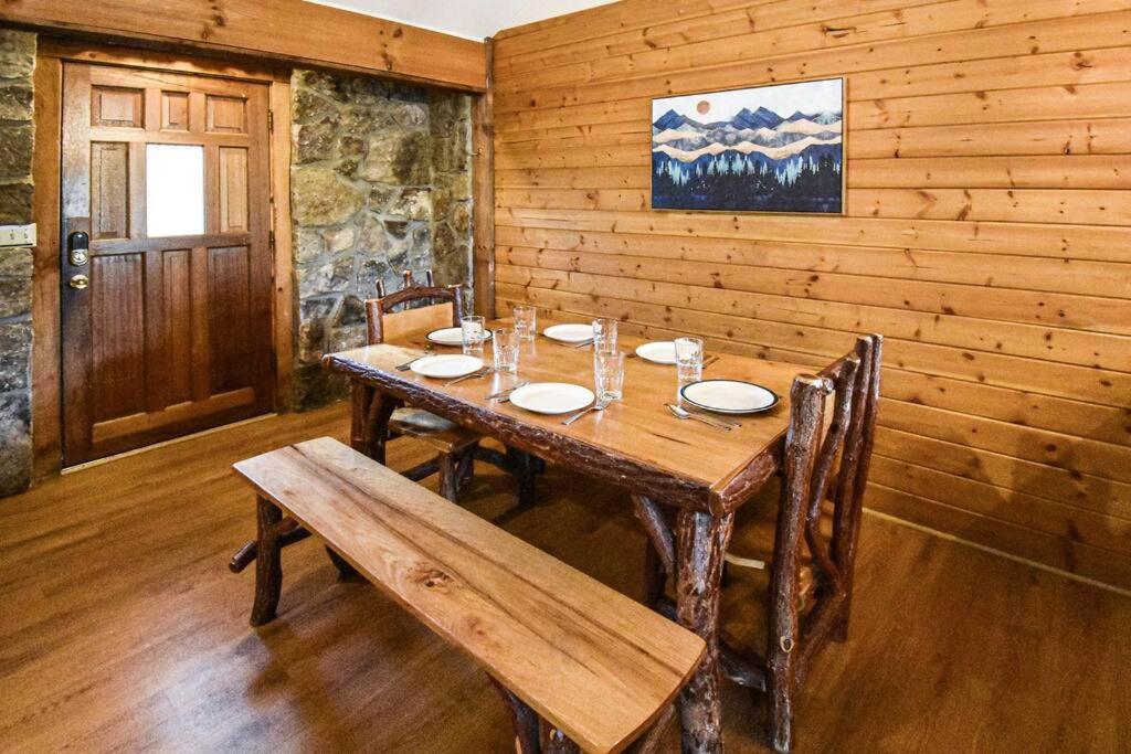 Four Private Suites - Hot Tub - Arcade - Fast Wi-Fi - One Minute To Parkway Fun Pigeon Forge Eksteriør bilde